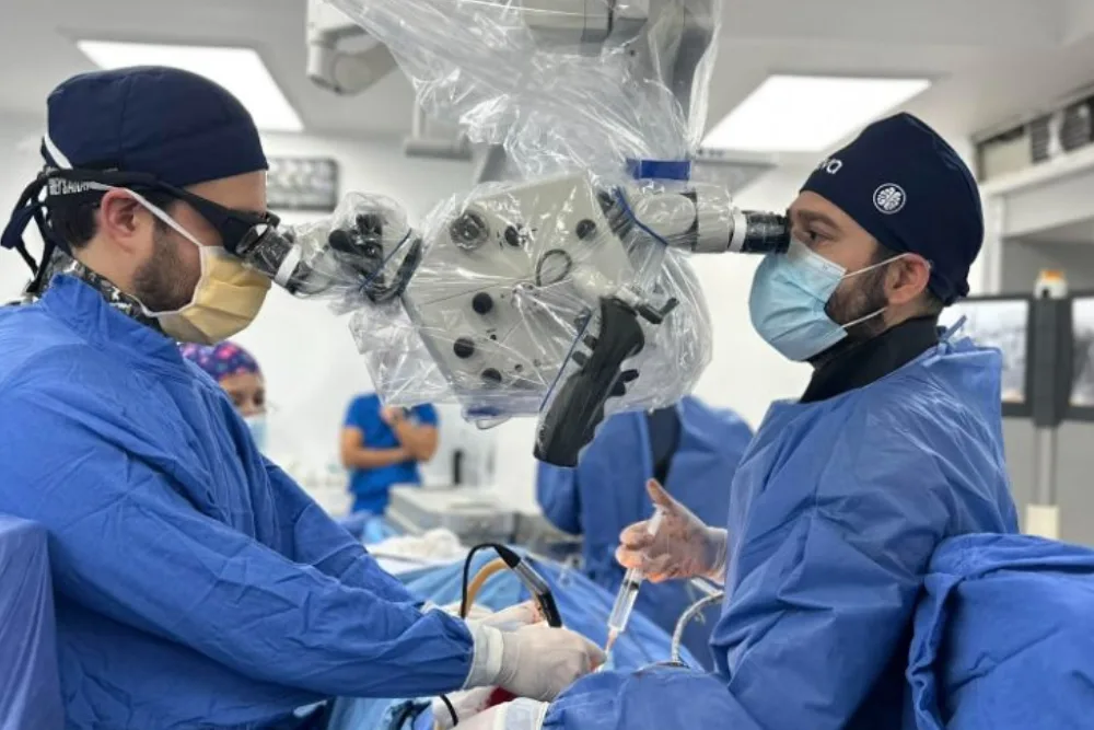 Cirugía de columna vertebral por mínima invasión